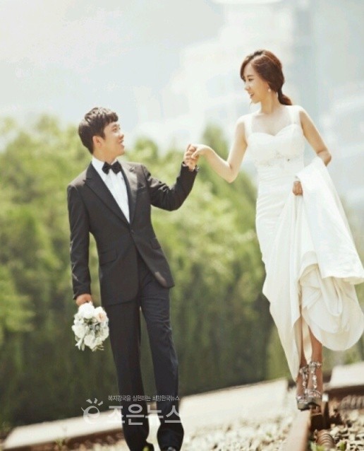 [조은화촉]전판현 (주)행운식품 대표 임지연씨 장남 성환 군 < 부산 < 전국 < 기사본문 - 인터넷조은뉴스 [조은화촉]전판현 (주)행운식품 대표... 