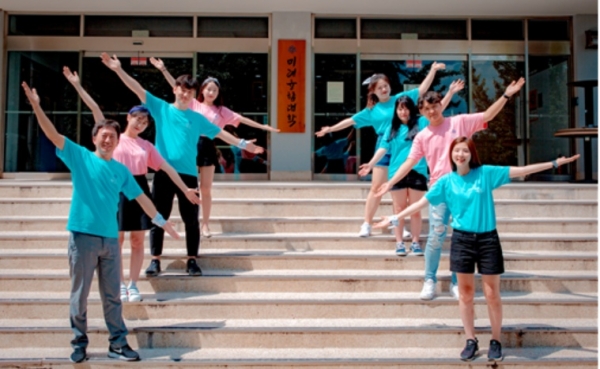 명지대학교 미래융합대학 홍보단 ‘명지바람’ 학생들이 ‘미래관’ 앞에서 포즈를 취하고 있다.  (사진제공=명지대학교)