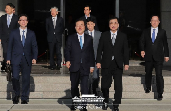 문재인 대통령 대북 특사단은 5일 오전 남북 현안을 논의하기 위해 평양으로 향했다.
