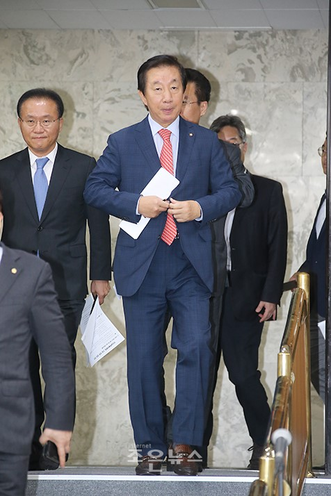자유한국당이 헌법재판관 후보자로 이종석 서울고등법원 수석부장판사를 추천하기로 했다고 전했다.
