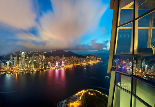 sky100 홍공전망대는 XRL 홍콩 웨스트 구룡역에서 불과 10분 거리에 위치해 있다
