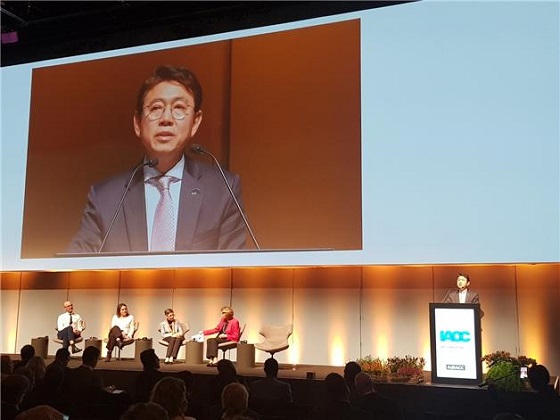 김태응 권익위 상임위원이 덴마크 코펜하겐에서 열린 제18차 국제반부패회의(IACC) 폐막식에서 2020년 제19차 IACC 회의 한국 개최를 수락하는 연설을 하고 있다.