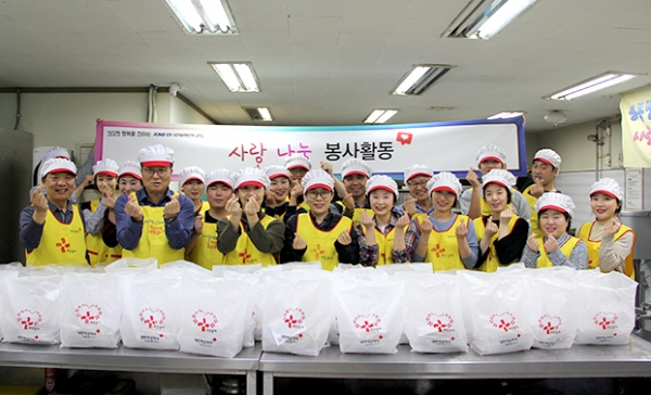 KMI 한국의학연구소 임직원들은 대한적십자사 희망나눔봉사센터에서 사랑의 빵을 만들어 어려운 이웃들에게 전달했다