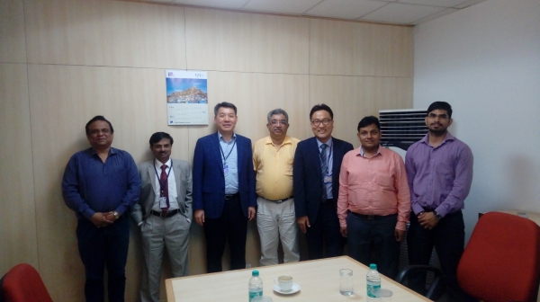 KERI 김맹현 시험부원장(왼쪽 3번째)을 비롯한 관계자들이 인도 민간 중전기기 제조사인 CnS Electric Ltd을 방문해 시험인증 홍보 활동을 진행했다
