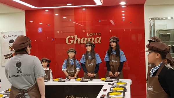 한국청소년경상남도연맹 아람단원들이 초콜릿 만드는 직업체험을 하고 있다