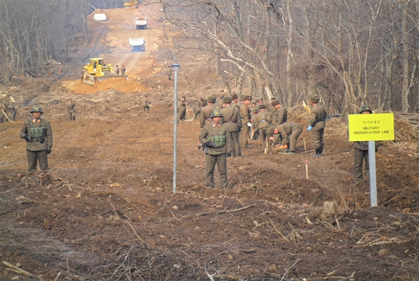 도로연결 작업에 참여한 남북인원들이 군사분계선(MDL) 인근에서 작업하는 모습.(사진=국방부 제공)