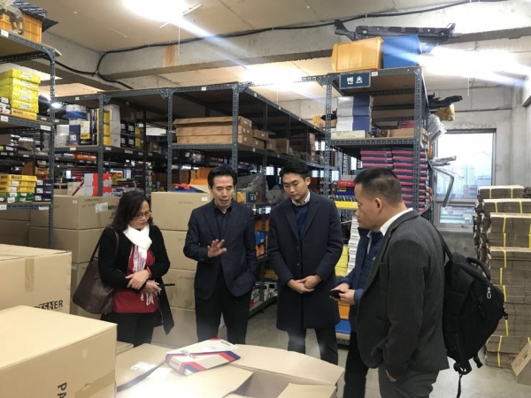 10월 8일 한국에 방문한 베트남 Saguaro사에 자사 제품을 시연하고 있는 김석원 회장(왼쪽에서 두 번째)