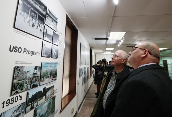 주한미군 관계자들이 ‘용산공원 갤러리’에 전시된 시대별 사진들을 보고 있다.