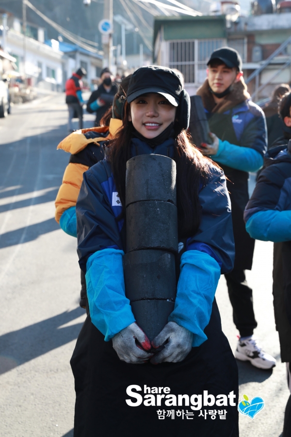 함께하는 사랑밭 홍보대사 배우 오인혜가 홍제3동 개미마을에 방문하여 연탄봉사를 실시했다