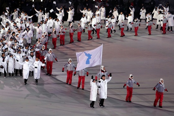 평창동계올림픽에서 한반도기를 함께 든 남과 북 선수들이 아리랑 선율에 맞춰 입장하고 있다. (사진=평창동계올림픽조직위원회)