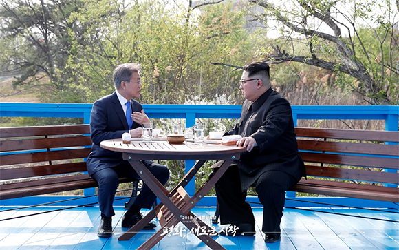 재인 대통령과 북한 김정은 국무위원장이 4월 27일 오후 판문점 도보다리 친교 산책 후 끝지점에 단둘이 앉아 대화를 나누고 있다. (사진공동취재단)