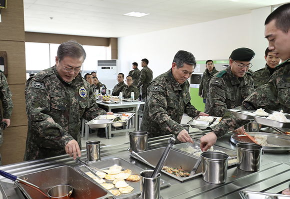 문재인 대통령이 28일 경기도 연천 육군 5사단 신병교육대대를 방문해 직접 식판에 음식을 담고 있다. (사진=청와대)