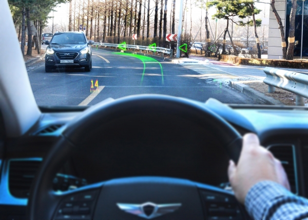 현대·기아자동차 남양연구소 인근 도로에서 제네시스 G80의 전면유리에 홀로그램 증강현실 내비게이션이 실제 작동하고 있다