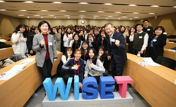 한화진 한국여성과학기술인지원센터 소장(중앙 왼쪽), 노스롭그루먼 코리아 하동진 사장(중앙 오른쪽)이 교육생들과 기념촬영을 하고 있다