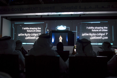 미래 비전. 셰이크 함단 빈 모하메드 알막툼 두바이 왕세자가 미래의 도시는 어떤 모습일지를 홀로그램 연설을 통해 보여 주었다
