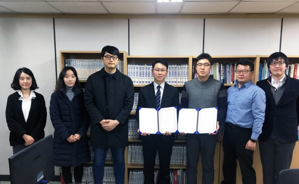 비트교육센터 김성일 본부장(왼쪽 4번째)과 아이앤나 문석재 박사(왼쪽 5번째)와 양사 직원들