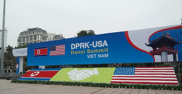2차 북미정상회담을 앞두고 베트남 하노이 국제미디어센터 맞은편에는 북미정상회담을 알리는 대형 광고판이 설치됐다. (사진=KOREA.NET)