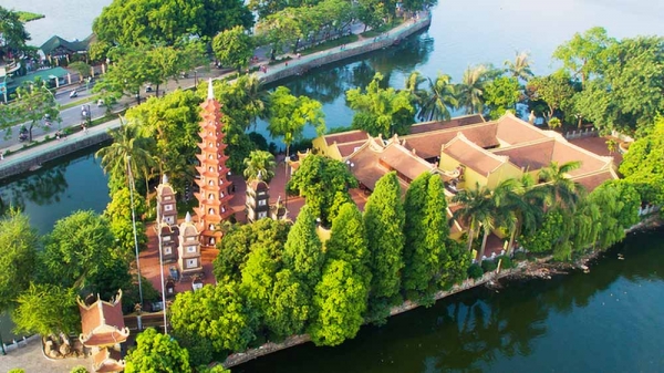하노이의 가장 오래된 사원인 쩐꾸옥 사원 전경