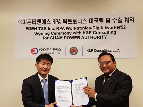 왼쪽부터 이든티앤에스 임형태 전무, K&F Consulting CEO Richard Ryu가 괌 현지 계약 서명식에서 기념촬영을 하고 있다