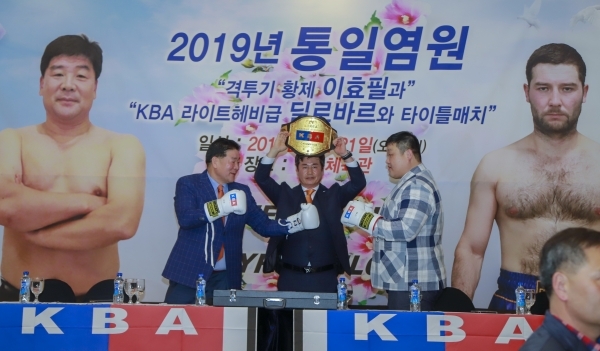 격투기 황제 이효필이 6일 오후 서울 강남구 청담동 프리마호텔에서 KBA 헤비급 딜로바르와 타이틀매치 조인식 및 기자회견을 하고 있다.