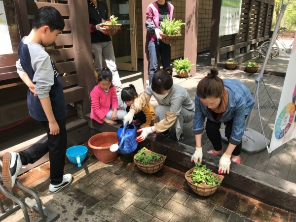 서울숲학교 초보자를 위한 가드닝워크샵 프로그램 참여자들이 행잉화분을 만들고 있다