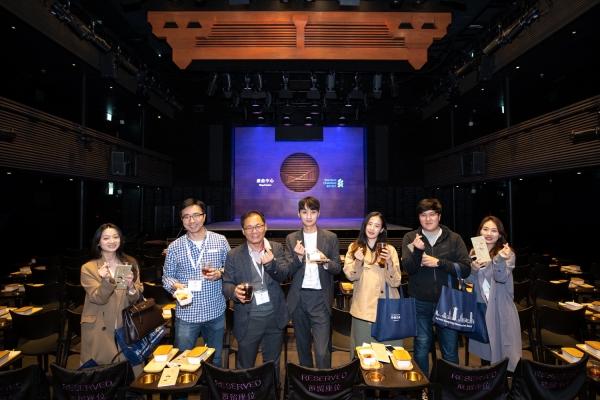 구룡 지역에 새롭게 오픈한 문화 명소인 시취센터에서 차와 함께 딤섬을 즐기며 전통 광동극을 감상한 한국 참가자