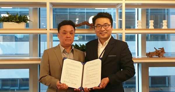 P2P자산관리 채정우 대표(왼쪽), 위드펀드 이종석 대표가 업무협약 체결 후 기념 촬영을 하고 있다