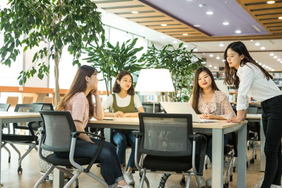 김포대학교는 재학생 설문조사를 통해 학생들의 시간 활용 및 통학의 어려움 등 고충을 반영하여 2019년부터 주 3일, 주 4일 정규 강의 배정으로 학생들의 만족도를 향상시키고 있다