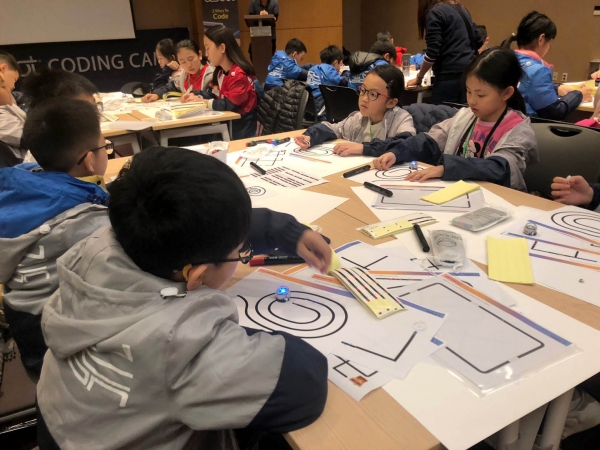 오조봇과 컬러코드를 활용하여 코딩 체험을 하고 있는 홍콩 학생