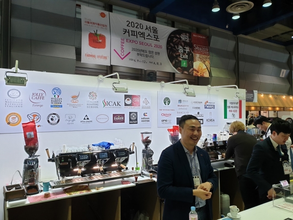 2019 커피엑스포에서 IBS 이용준 차장이 이탈리안 에스프레소 커피를 설명하고 있다