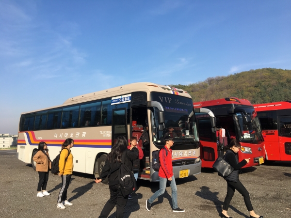 김포대학교 무료통학버스로 등교하는 학생들