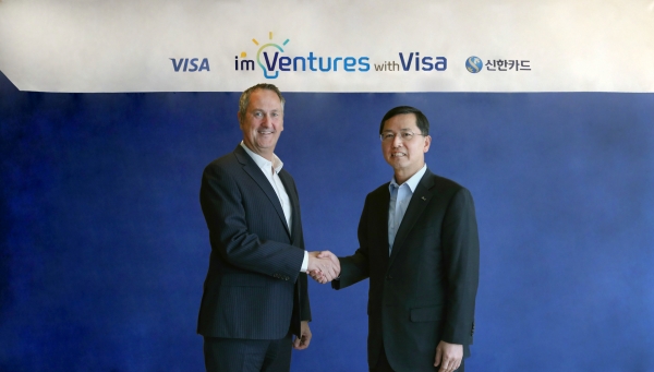 (왼쪽부터)서울 소공동 롯데호텔에서 크리스 클락 Visa Asia Pacific 총괄대표와 임영진 신한카드 사장이 기념촬영을 하고 있다