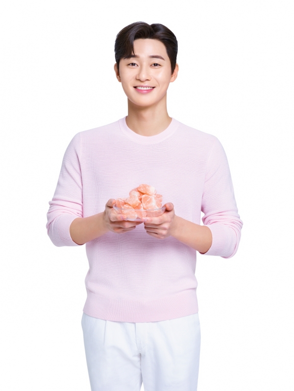 LG생활건강의 오랄케어 브랜드 모델로 선정된 배우 박서준이 히말라야 핑크솔트 암염을 들고 있다