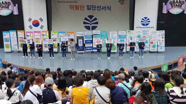 19일 인천공항 제1여객터미널 밀레니엄홀에서 개최된 제1회 컬처스테이지에서 한빛 챔버 오케스트라가 공연을 펼치고 있다