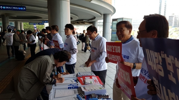 이재오 4대강국민연합 공동대표(오른쪽 두 번째)가 22일 서울역에서 4대강 보해체 반대 천만인 서명운동 출정식을 갖고 4대강국민연합 회원들과 서명운동을 하고 있다