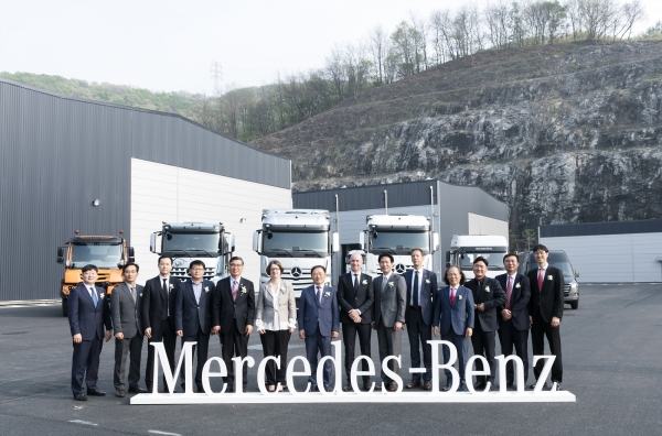 (왼쪽부터)충남 아산시에 위치한 ‘메르세데스-벤츠 트럭 스타 센터(Mercedes-Benz Truck Star Center)’ 오픈식에 참석한 다임러 트럭 코리아(주) 이원장 상무, 서광산업(유) 정진욱 부사장, 주한유럽상공회의소 김보선 부대표, 유지원 아산시 기획경제국장, 김석오 천안세관장, 한독상공회의소 바바라 촐만(Barbara Zollmann) 대표, 서광산업(유) 나봉안 회장, 메르세데스-벤츠 트럭 유럽 및 해외 시장 세일즈 볼프강 타이슨(Wolfgang Theissen) 총괄, 다임러 트럭 코리아(주) 조규상 대표이사, 주한독일대사관 베어트 뵈르너(Weert Börner) 부대사, 한국수입자동차협회 윤대성 부회장, (유)서광산업아산 나승엽 대표이사, 다임러 트럭 코리아(주) 신동우 전무, 다임러 트럭 코리아(주) 최정식 상무가 테이프커팅 전에 기념 촬영을 하고 있다
