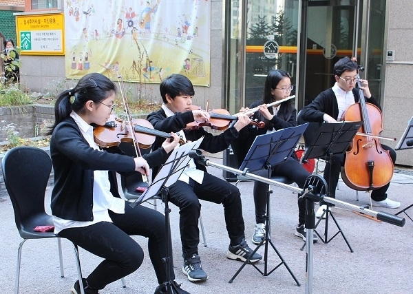 최근 삼각산초등학교에서 진행된 어울림 음악회 모습. 등굣길 교육공동체가 참여해 아름다운 음악을 선물했다.