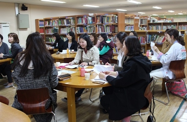 삼각산초등학교에는 학부모와 학생들이 참여하는 다양한 독서교육이 활성화되고 있다.