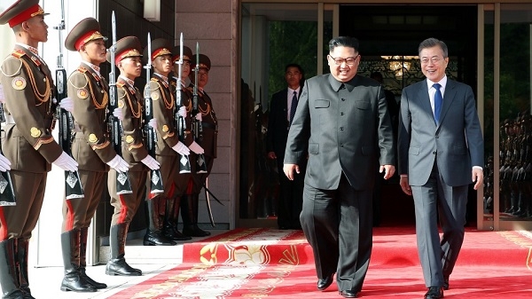 문재인 대통령과 김정은 북한 국무위원장이 지난해 5월 26일 오후 판문점 북측 통일각에서 열린 남북정상회담을 마친 뒤 함께 나오고 있다.(사진=청와대)