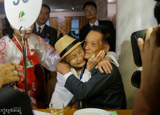 지난해 8월 20일 금강산호텔에서 열린 제21차 남북 이산가족 단체상봉 행사에서 남측 이금섬 할머니가 아들 리상철씨를 만나 기뻐하고 있다.