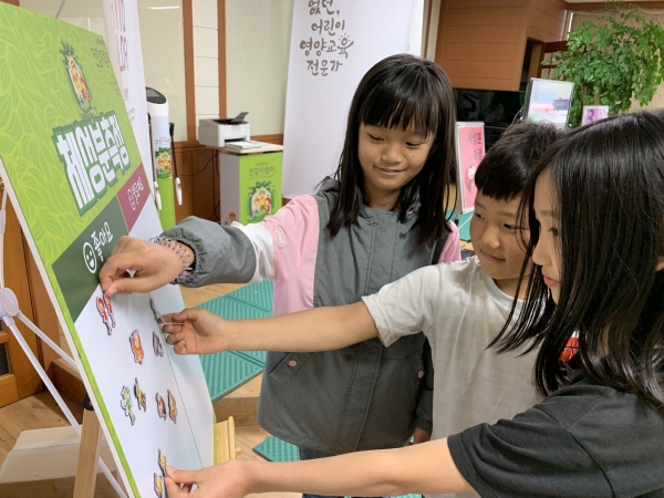 한국암웨이가 뉴트리라이트 건강지킴이 프로그램을 통해 초등학생 아동들의 체성분을 측정하고 있다