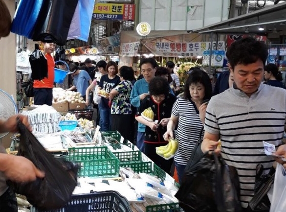 전통시장을 찾은 시민들이 장을 보고 있다.(사진=정책기자단)