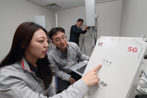 KT 연구원들이 3.5GHz 주파수대역 5G RF 중계기 테스트를 진행하고 있다