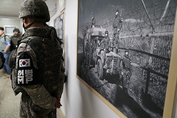철원GP에는 국내 사진작가들이 재능기부로 GP를 지키는 우리 군인들의 모습을 담은 사진이 전시돼 있다.