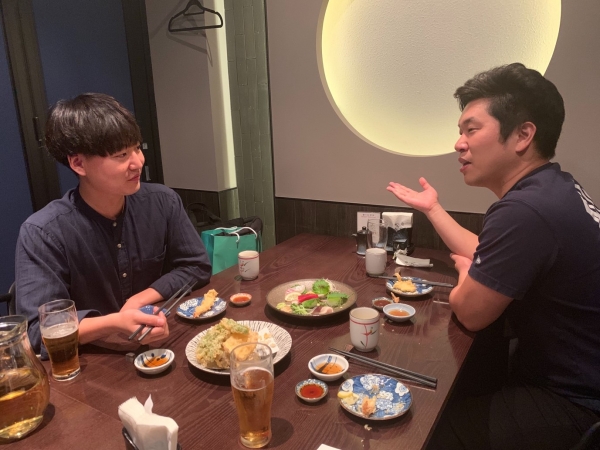 이그드라시 서동욱 대표(오른쪽)가 커뮤니티 멤버 1명과 대화하고 있다