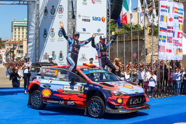 현대자동차 월드랠리팀이 2019 WRC 시즌 세 번째 우승을 하고 기념촬영을 하고 있다