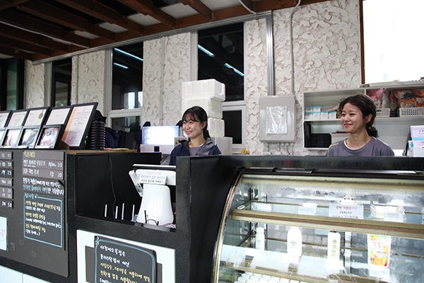 ‘지역주도형 청년일자리 사업’을 통해 아침미소에서 근무하는 두 사람이 카페에서 일하고 있다.