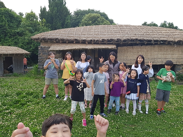 김영진씨(뒷줄 왼쪽에서 세번째)가 아이들과 즐거운 시간을 보내고 있다.