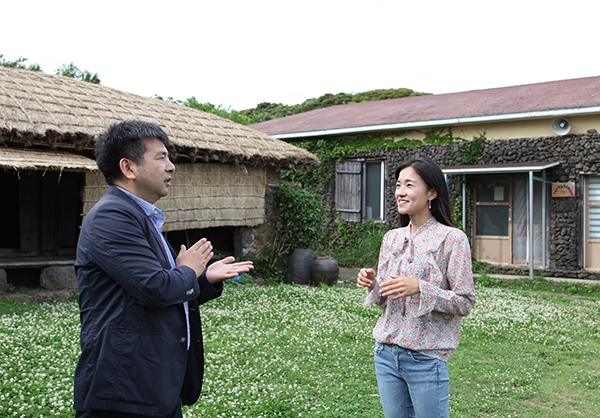 양기호 제주도 일자리과 주무관(왼쪽)과 김영진씨가 대화를 나누고 있다.