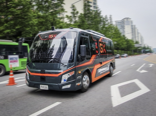 SKT가 서울시와 5G 자율주행 버스를 공개했다